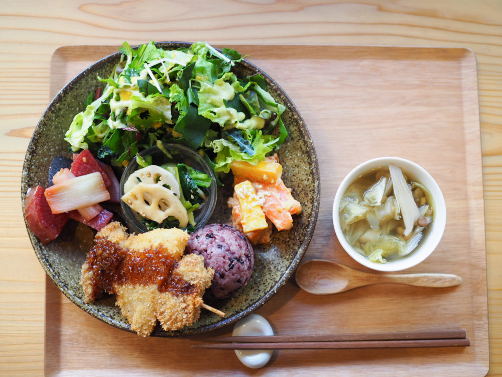 上野でランチなら 人気の ぐるあつ で野菜たっぷりとプレートを かもめと街