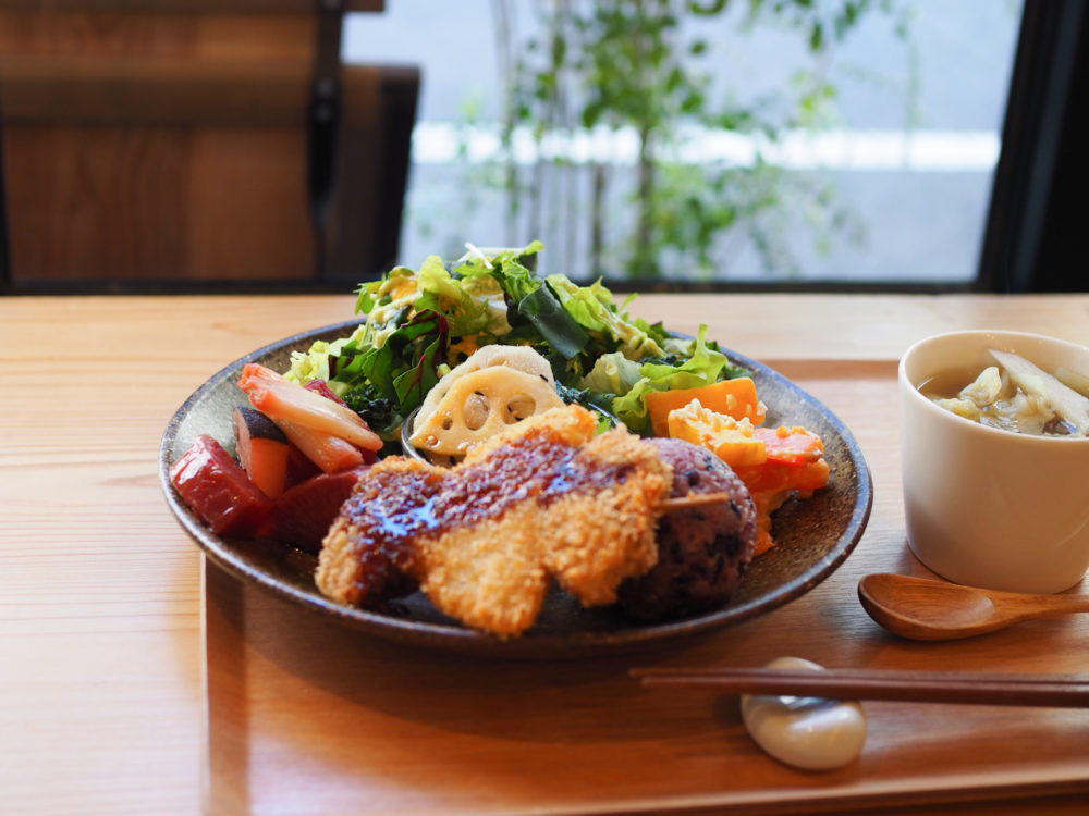 上野でランチなら 人気の ぐるあつ で野菜たっぷりとプレートを かもめと街