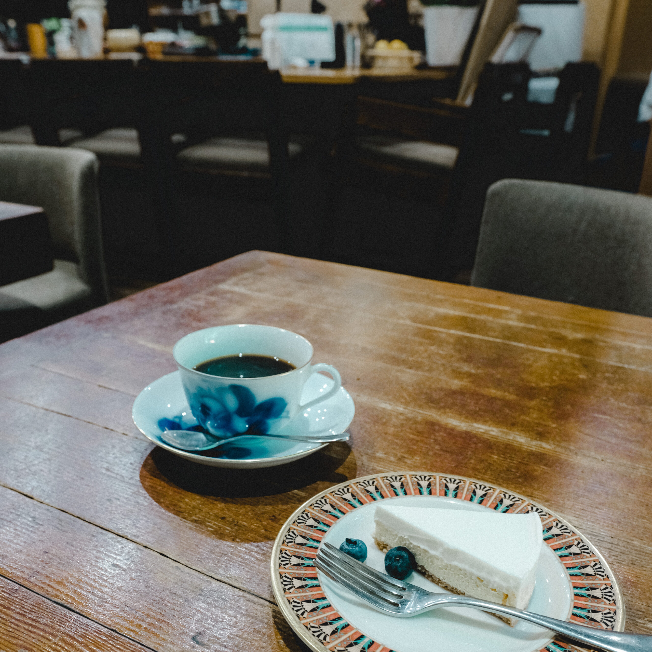 六本木 喫茶店 コーヒーレイノ coffee reino 老舗喫茶 純喫茶 喫茶店巡り 東京喫茶店 喫茶店インテリア coffeeshop レトロ建築 東京 六本木カフェ 六本木 おちつく落ち着くカフェ 静か　打ち合わせ　コーヒー　チーズケーキ