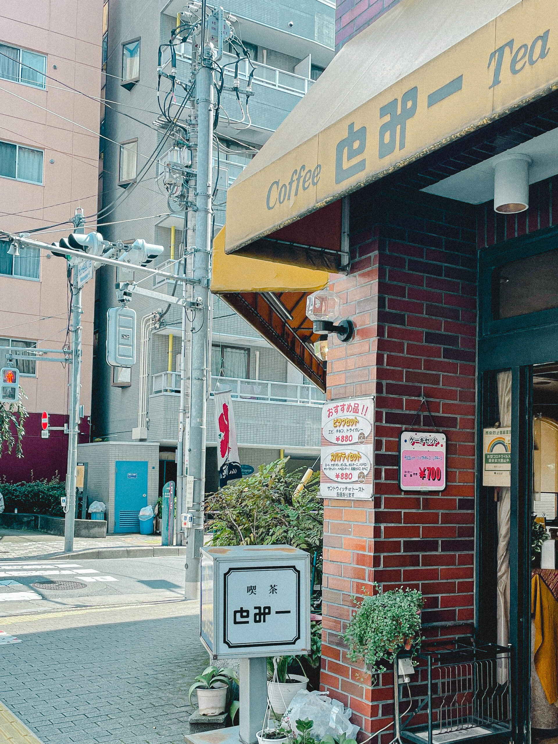 入谷 喫茶店 とみー 浅草 老舗喫茶 純喫茶 喫茶店巡り 東京喫茶店 喫茶店インテリア coffeeshop レトロ建築 東京 入谷カフェ おちつく落ち着くカフェ 静か　打ち合わせ　コーヒー　ランチ　下町散歩　カフェ巡り　ノスタルジック　