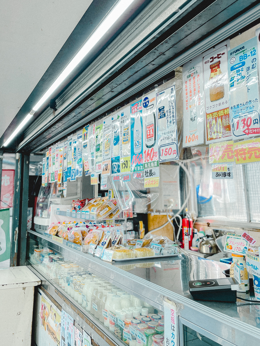 秋葉原　ミルクスタンド　牛乳　牛乳瓶　阿蘇の雫　低温殺菌牛乳　おすすめ　総武線　ホーム　レトロ　ノスタルジック　下町散歩　東京観光　