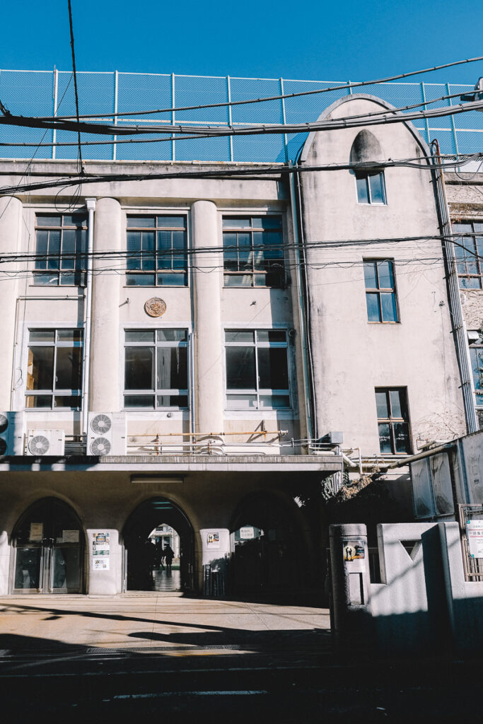 最後の〈旧坂本小学校〉で見たもの かもめと街