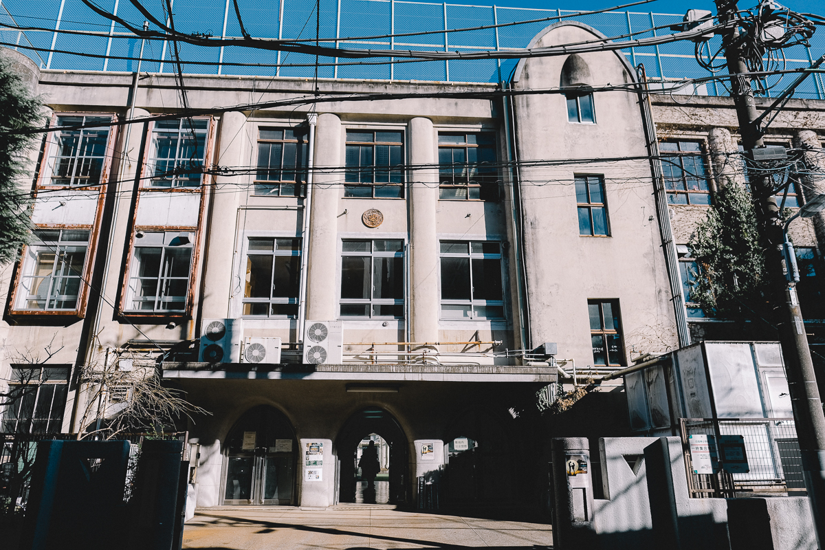 旧坂本小学校 入谷 台東区 鶯谷 鬼子母神 復興建築 復興小学校 ノスタルジック nostalgic 下町散歩 建築散歩 建築 建築デザイン 建築探訪 建築巡り 近代建築 大正 大正モダン 復興小学校 レトロ建築 解体 入谷の記憶を未来に繋ぐ会 改築小学校 表現主義的デザイン クラシック