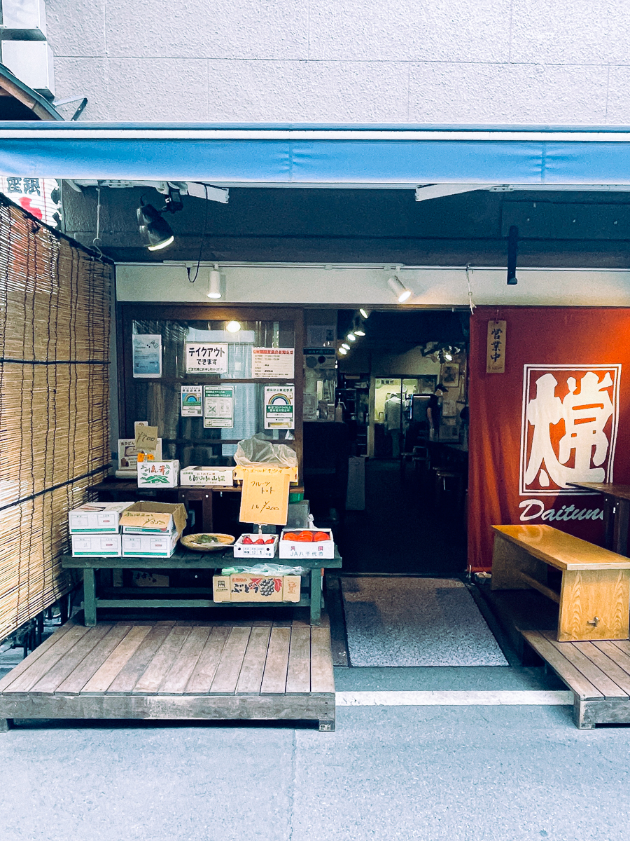 銀座　おすすめ　ランチ　だいつねうどん　かきバター　　観光　穴場　　観光スポット　散歩　中央区　歴史　かもめと街　エッセイ　東銀座　新橋　散歩ルート　レトロ　ノスタルジック　江戸城　建築　柱 ginza