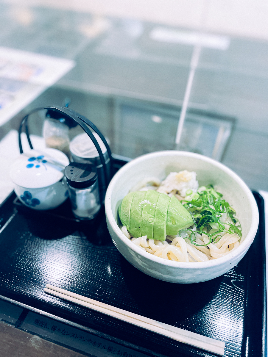 銀座　おすすめ　ランチ　だいつねうどん　かきバター　　観光　穴場　　観光スポット　散歩　中央区　歴史　かもめと街　エッセイ　東銀座　新橋　散歩ルート　レトロ　ノスタルジック　江戸城　建築　柱 ginza