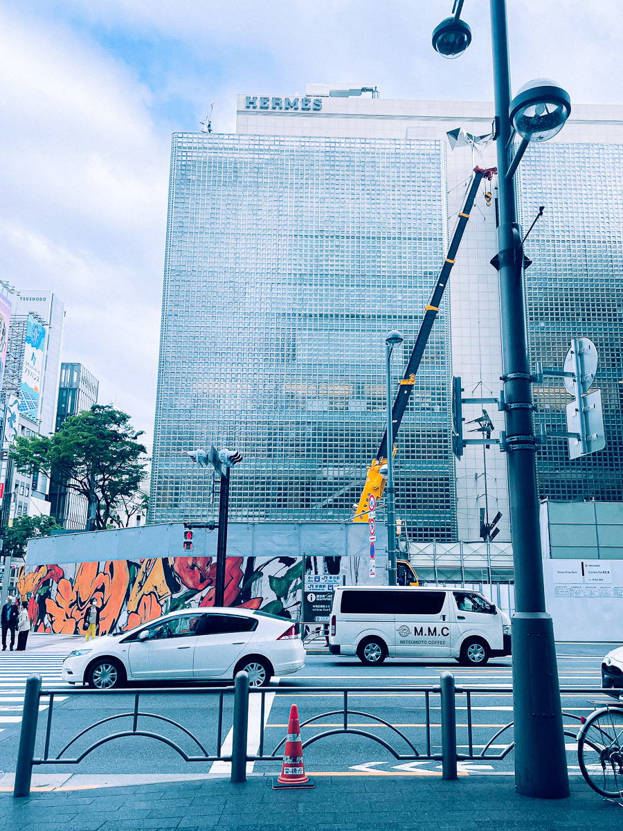 銀座　おすすめ　ランチ　だいつねうどん　かきバター　　観光　穴場　　観光スポット　散歩　中央区　歴史　かもめと街　エッセイ　東銀座　新橋　散歩ルート　レトロ　ノスタルジック　江戸城　建築　柱 ginza