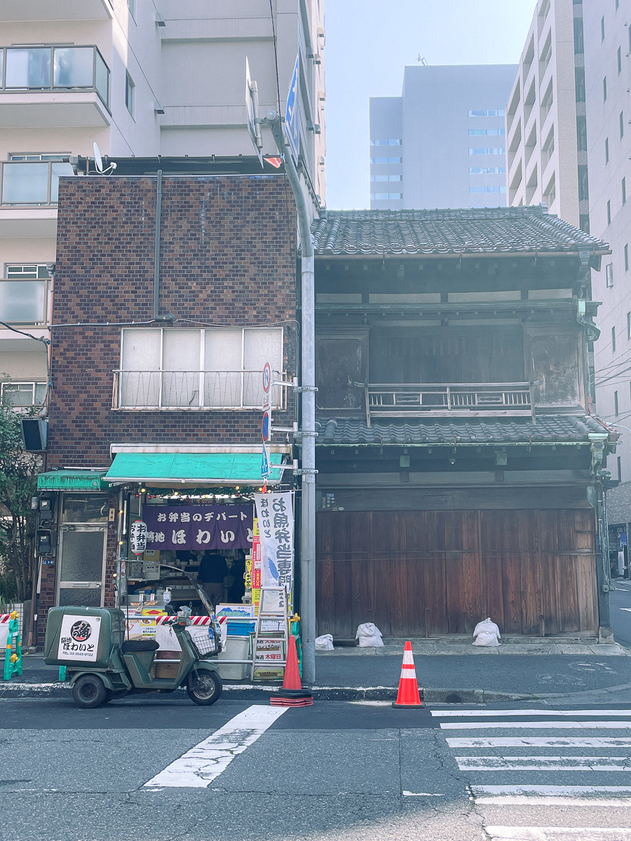 築地　おすすめ　ランチ　観光　　観光スポット　散歩　下町　中央区　かもめと街　エッセイ　tsukiji 場外市場　日比谷線　散歩ルート　レトロ　ノスタルジック　カフェ　ターレットコーヒー　魚卵専門店　築地本願寺　看板建築　名建築