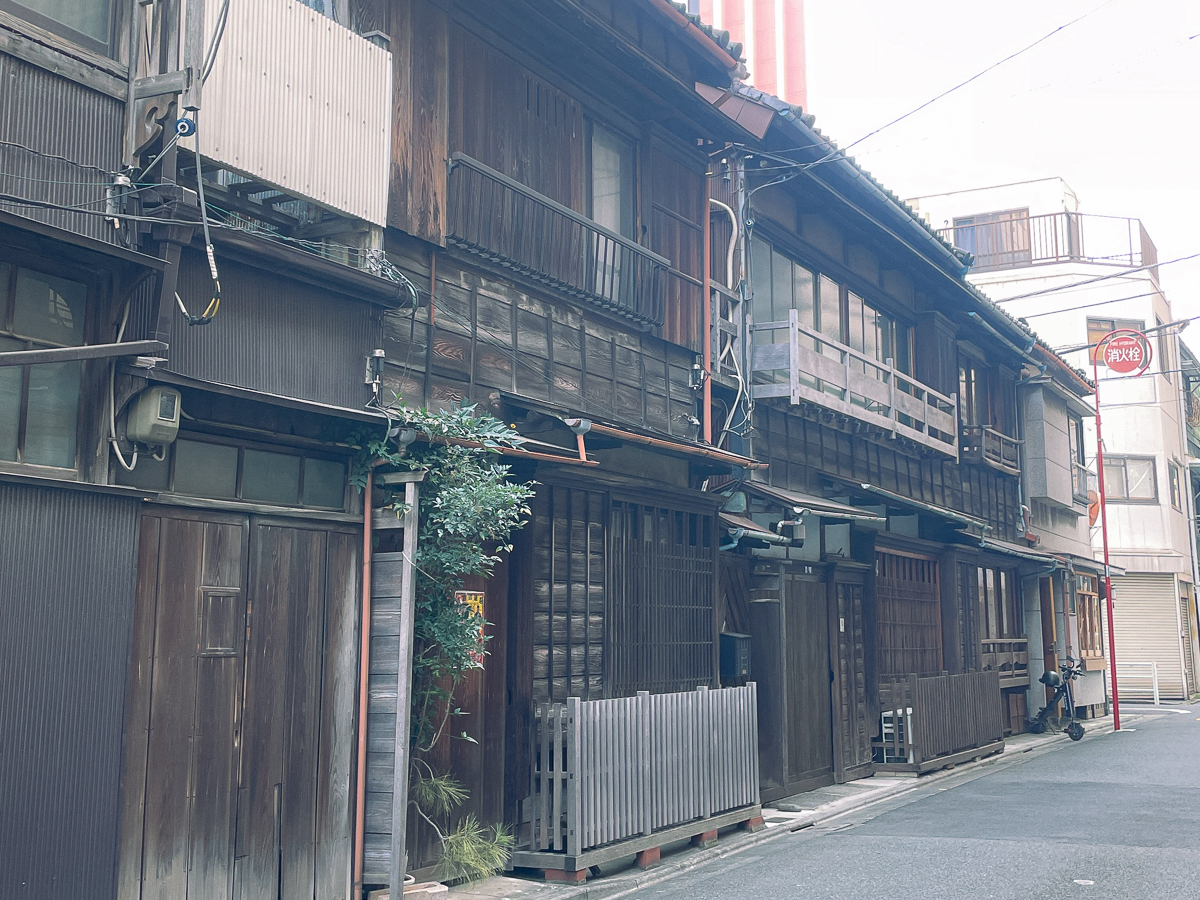 築地　おすすめ　ランチ　観光　　観光スポット　散歩　下町　中央区　かもめと街　エッセイ　tsukiji 場外市場　日比谷線　散歩ルート　レトロ　ノスタルジック　カフェ　ターレットコーヒー　魚卵専門店　築地本願寺　看板建築　名建築