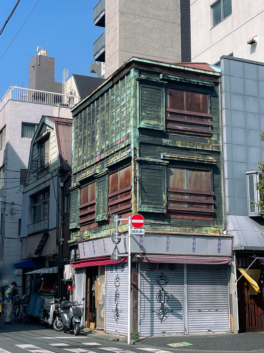 築地　おすすめ　ランチ　観光　　観光スポット　散歩　下町　中央区　かもめと街　エッセイ　tsukiji 場外市場　日比谷線　散歩ルート　レトロ　ノスタルジック　カフェ　ターレットコーヒー　魚卵専門店　築地本願寺　看板建築　名建築