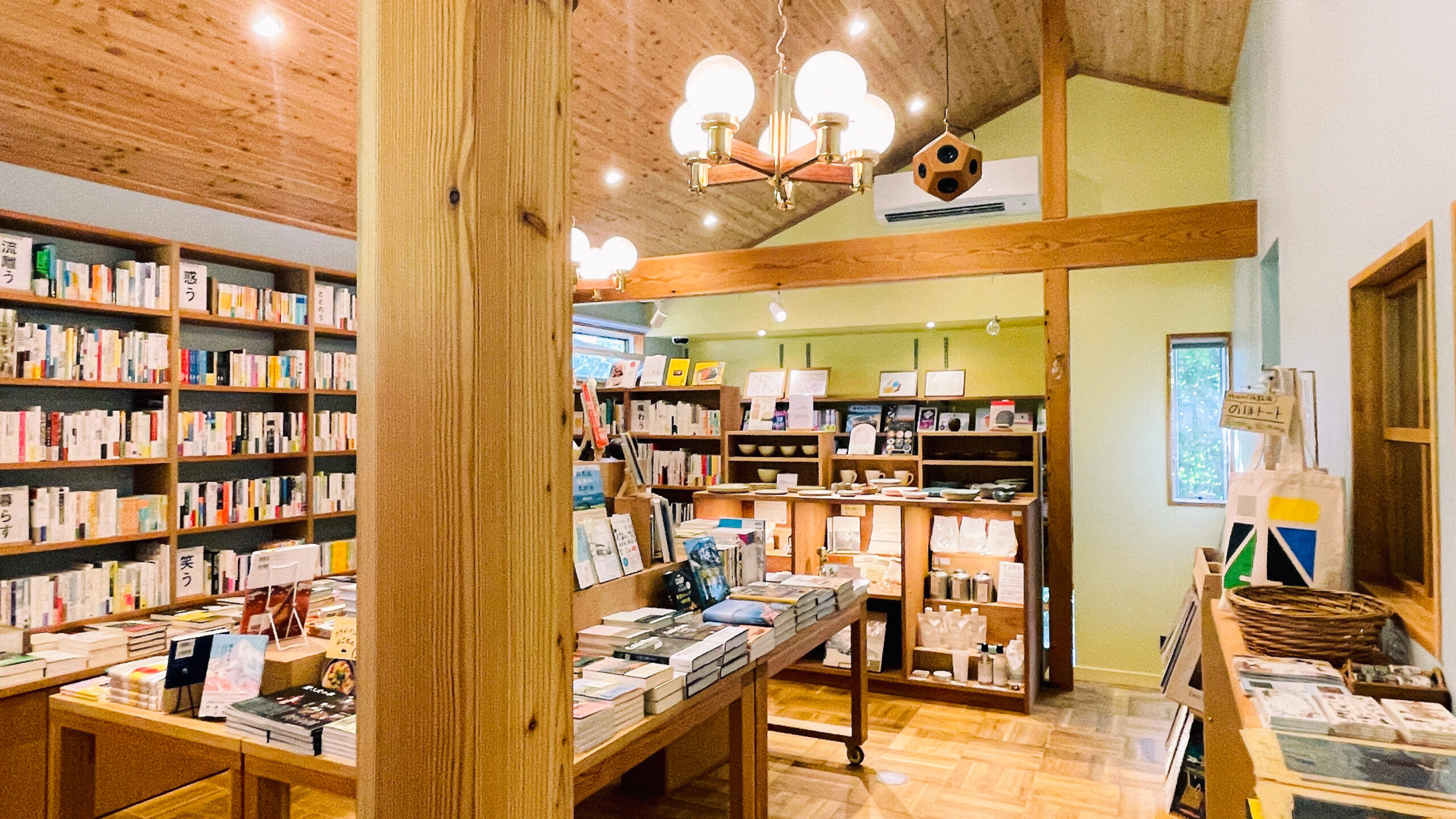 山梨　北杜市　八ヶ岳　清里　本屋　独立系　書店　のほほん　山小屋　カフェ　cafe bookstore