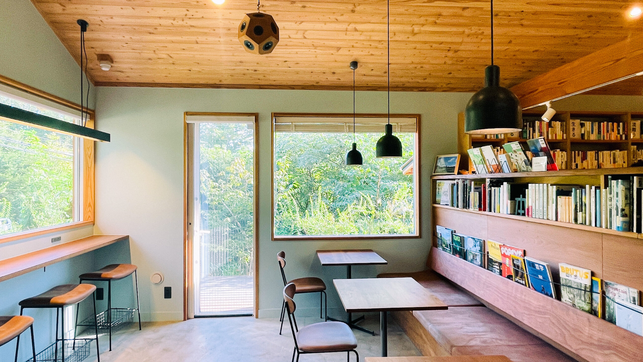 山梨　北杜市　八ヶ岳　清里　本屋　独立系　書店　のほほん　山小屋　カフェ　cafe bookstore