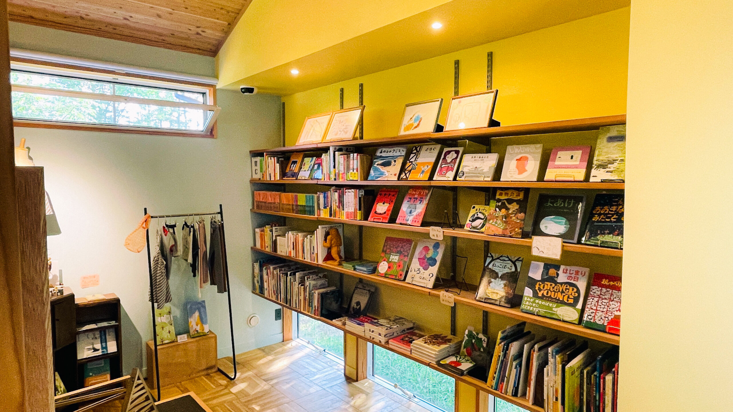 山梨　北杜市　八ヶ岳　清里　本屋　独立系　書店　のほほん　山小屋　カフェ　cafe bookstore